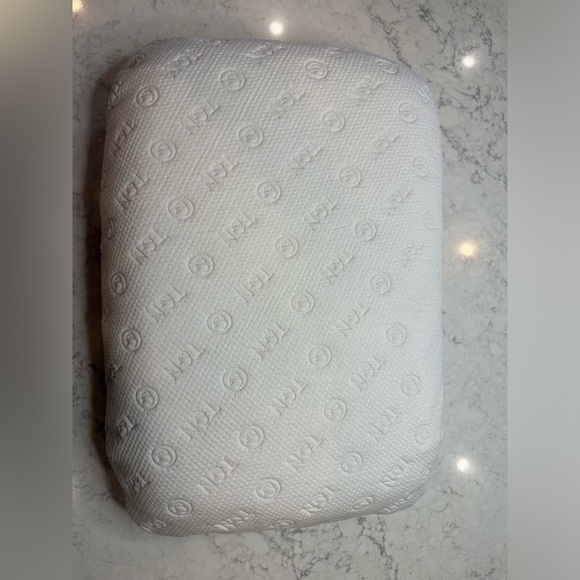 Tuft & needle original foam pillow queen memory foam white - Picture 4 of 5